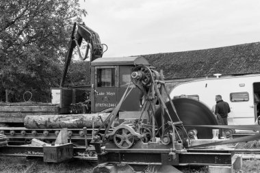 Dorchester. Dorset. Birleşik Krallık. 7 Ekim 2024. Dorset ilçe gösterisinde eski moda bir buharlı testere fabrikası kullanılıyor.