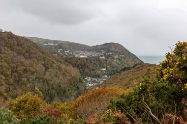 Lynton ve Lynmouth, Devon 'daki Countisbury Tepesi' ndeki Beacon Tor 'dan görüntüler
