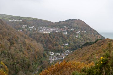 Lynton ve Lynmouth, Devon 'daki Countisbury Tepesi' ndeki Beacon Tor 'dan görüntüler