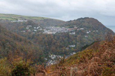 Devon 'daki Lynton ve Lynmouth Countisbury Hill' deki Beacon Tor 'dan görüntüler.