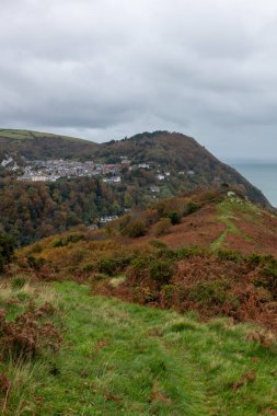 Lynton ve Lynmouth, Devon 'daki Countisbury Tepesi' ndeki Beacon Tor 'dan görüntüler