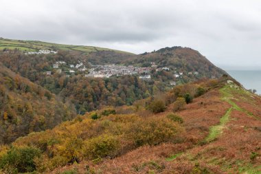 Lynton ve Lynmouth, Devon 'daki Countisbury Tepesi' ndeki Beacon Tor 'dan görüntüler