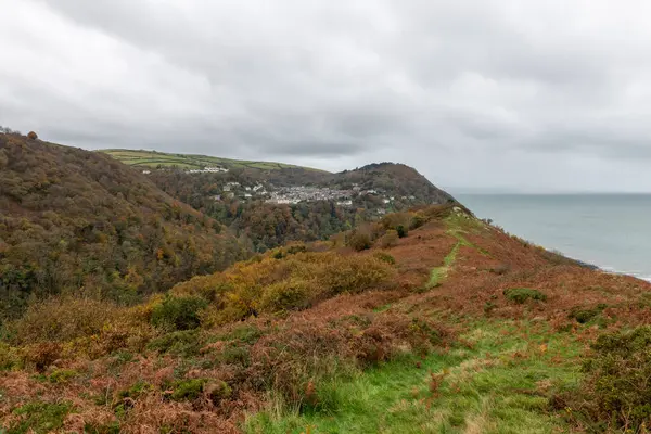 Lynton ve Lynmouth, Devon 'daki Countisbury Tepesi' ndeki Beacon Tor 'dan görüntüler