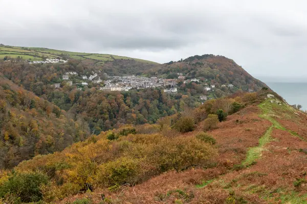 Lynton ve Lynmouth, Devon 'daki Countisbury Tepesi' ndeki Beacon Tor 'dan görüntüler