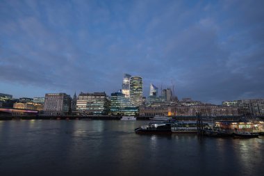 Londra. Birleşik Krallık. 1 Aralık 2022. Londra şehrinin gece fotoğrafı.