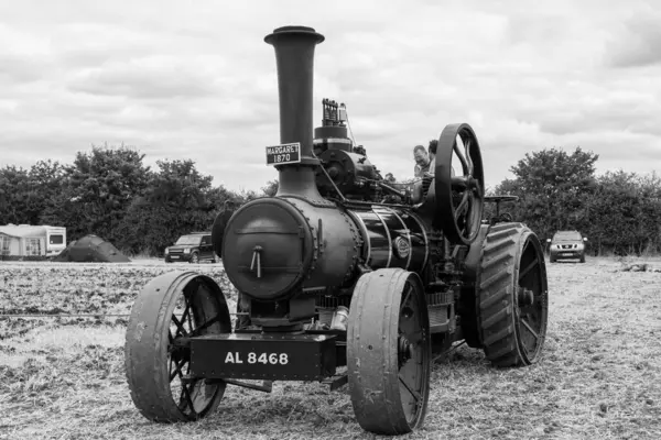 Haselbury Plucknet. Somerset. Birleşik Krallık. 17 Ağustos 2024. Margaret adında bir Fowler saban makinası, dünün çiftçilik etkinliğinde saban sürüyor.