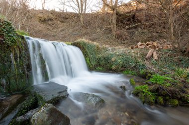 Devon 'daki Lee Abbey Sahili' ne akan şelalenin uzun görüntüsü.