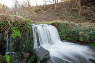 Devon 'daki Lee Abbey Sahili' ne akan şelalenin uzun görüntüsü.