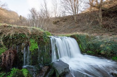 Devon 'daki Lee Abbey Sahili' ne akan şelalenin uzun görüntüsü.