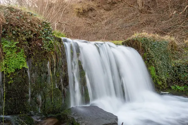 Devon 'daki Lee Abbey Sahili' ne akan şelalenin uzun görüntüsü.