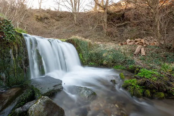 Devon 'daki Lee Abbey Sahili' ne akan şelalenin uzun görüntüsü.