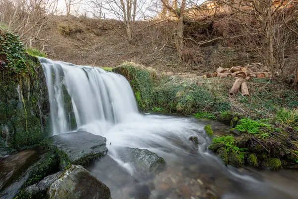 Devon 'daki Lee Abbey Sahili' ne akan şelalenin uzun görüntüsü.