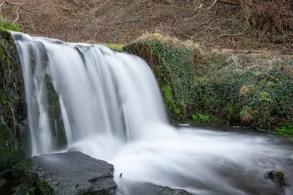 Devon 'daki Lee Abbey Sahili' ne akan şelalenin uzun görüntüsü.