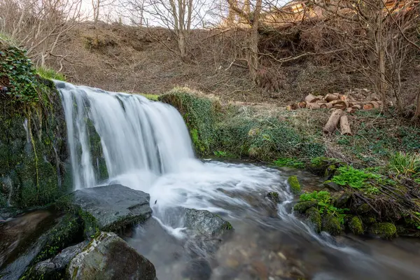 Devon 'daki Lee Abbey Sahili' ne akan şelalenin uzun görüntüsü.