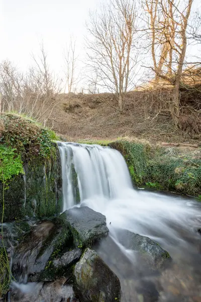 Devon 'daki Lee Abbey Sahili' ne akan şelalenin uzun görüntüsü.