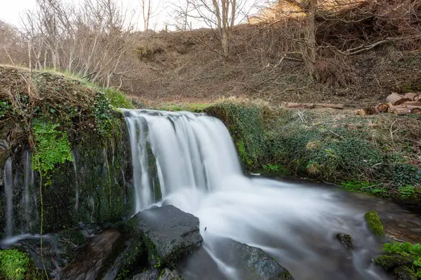 Devon 'daki Lee Abbey Sahili' ne akan şelalenin uzun görüntüsü.