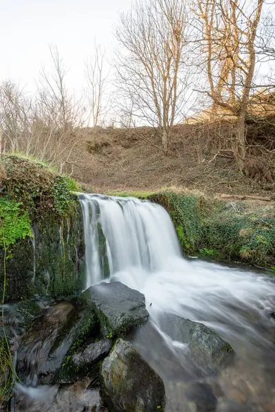 Devon 'daki Lee Abbey Sahili' ne akan şelalenin uzun görüntüsü.