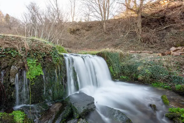 Devon 'daki Lee Abbey Sahili' ne akan şelalenin uzun görüntüsü.