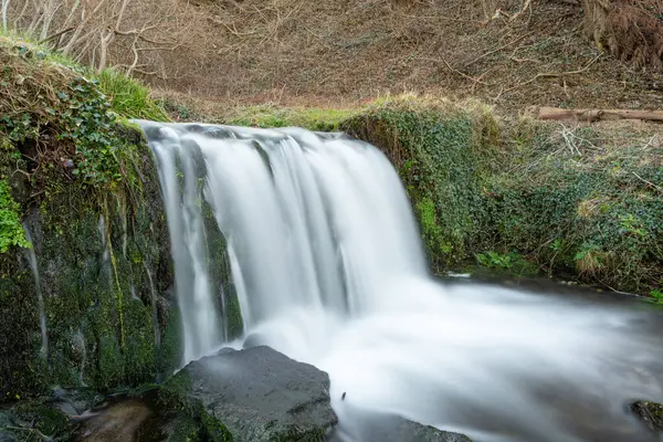 Devon 'daki Lee Abbey Sahili' ne akan şelalenin uzun görüntüsü.