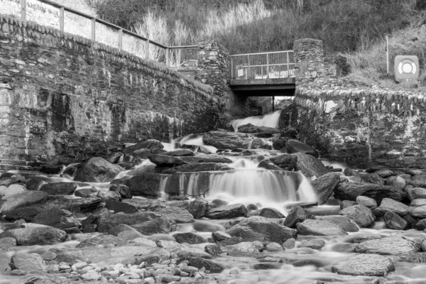 Devon 'daki Lee Abbey Sahili' ne akan şelalenin uzun görüntüsü.
