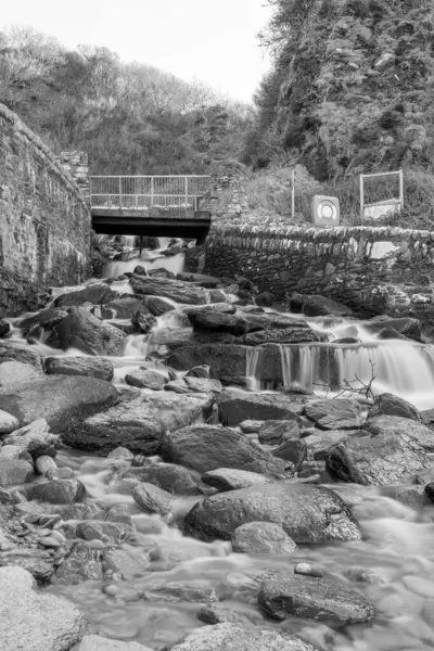 Devon 'daki Lee Abbey Sahili' ne akan şelalenin uzun görüntüsü.