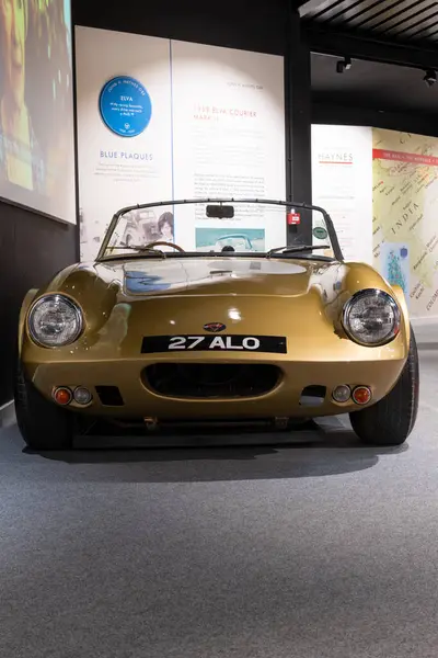 Sparkford. Somerset. Birleşik Krallık. 12 Ocak 2025. 1959 tarihli Elva Kurye 2, Somerset 'teki Haynes Motor Müzesi' nde sergileniyor.