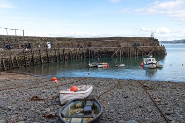 Clovelly. Devon. Birleşik Krallık. 28 Eylül 2024. Kuzey Devon sahilindeki Clovelly rıhtımının fotoğrafı.
