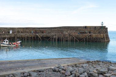 Clovelly. Devon. Birleşik Krallık. 28 Eylül 2024. Kuzey Devon sahilindeki Clovelly rıhtımının fotoğrafı.