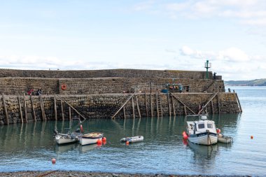 Clovelly. Devon. Birleşik Krallık. 28 Eylül 2024. Kuzey Devon sahilindeki Clovelly rıhtımının fotoğrafı.