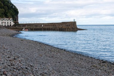 Clovelly. Devon. Birleşik Krallık. 28 Eylül 2024. Kuzey Devon sahilindeki Clovelly rıhtımının fotoğrafı.