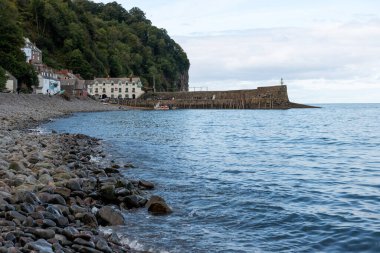 Clovelly. Devon. Birleşik Krallık. 28 Eylül 2024. Kuzey Devon sahilindeki Clovelly rıhtımının fotoğrafı.