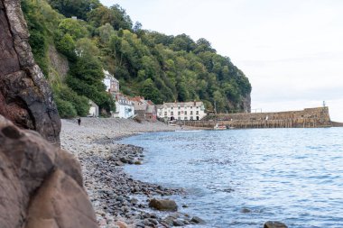 Clovelly. Devon. Birleşik Krallık. 28 Eylül 2024. Kuzey Devon sahilindeki Clovelly rıhtımının fotoğrafı.