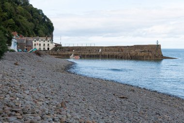 Clovelly. Devon. Birleşik Krallık. 28 Eylül 2024. Kuzey Devon sahilindeki Clovelly rıhtımının fotoğrafı.
