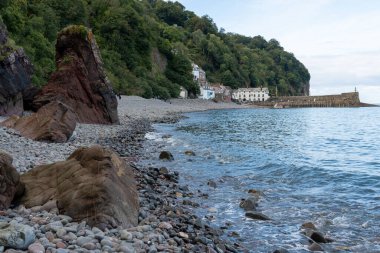 Clovelly. Devon. Birleşik Krallık. 28 Eylül 2024. Kuzey Devon sahilindeki Clovelly rıhtımının fotoğrafı.