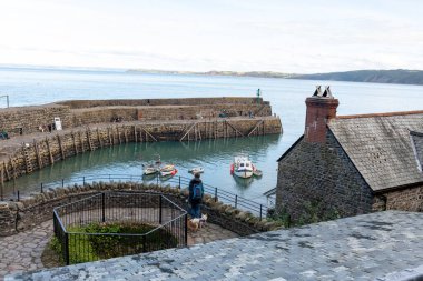 Clovelly. Devon. Birleşik Krallık. 28 Eylül 2024. Kuzey Devon sahilindeki Clovelly rıhtımının fotoğrafı.