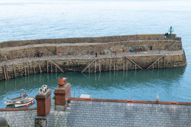 Clovelly. Devon. Birleşik Krallık. 28 Eylül 2024. Kuzey Devon sahilindeki Clovelly rıhtımının fotoğrafı.