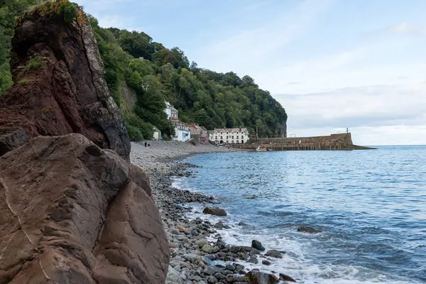 Clovelly. Devon. Birleşik Krallık. 28 Eylül 2024. Kuzey Devon sahilindeki Clovelly rıhtımının fotoğrafı.