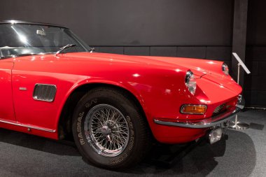 Sparkford. Somerset. Birleşik Krallık. 12 Ocak 2025. 1972 'den kalma üstü açık bir AC 428 Frua Somerset' teki Haynes Motor Müzesi 'nde sergileniyor.