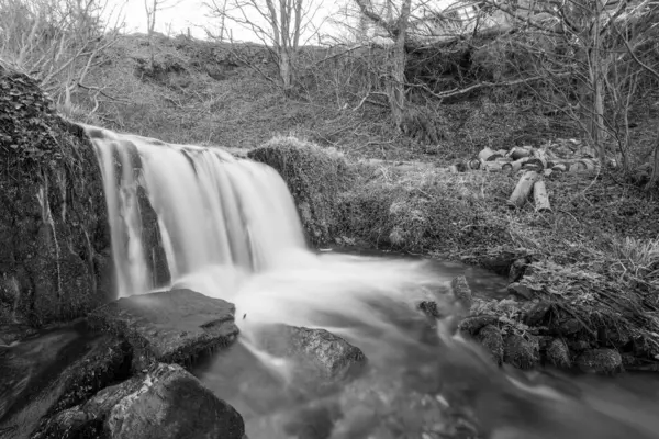 Devon 'daki Lee Abbey Sahili' ne akan şelalenin uzun görüntüsü.