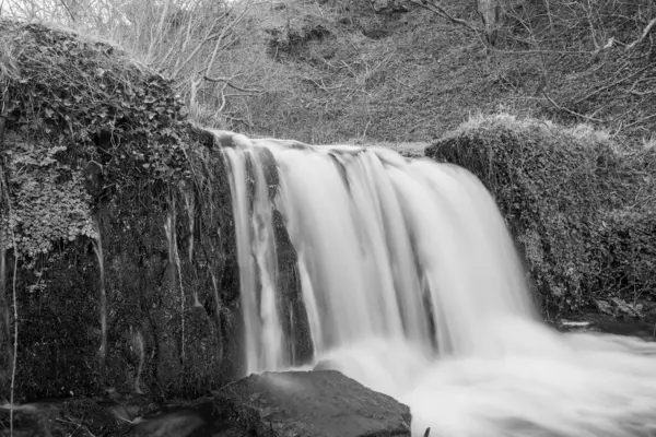 Devon 'daki Lee Abbey Sahili' ne akan şelalenin uzun görüntüsü.