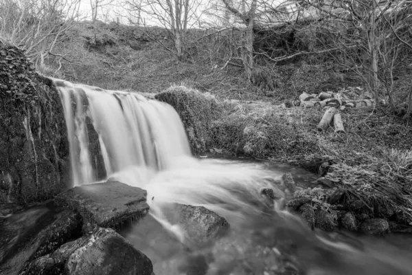 Devon 'daki Lee Abbey Sahili' ne akan şelalenin uzun görüntüsü.