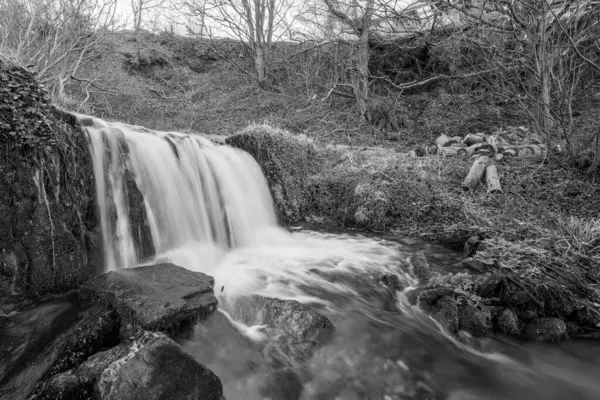 Devon 'daki Lee Abbey Sahili' ne akan şelalenin uzun görüntüsü.