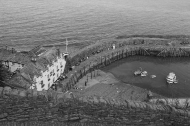 Clovelly. Devon. Birleşik Krallık. 28 Eylül 2024. Kuzey Devon sahilindeki Clovelly rıhtımının fotoğrafı.