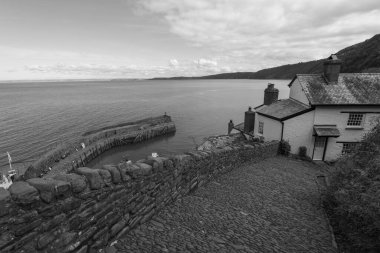 Clovelly. Devon. Birleşik Krallık. 28 Eylül 2024. Kuzey Devon sahilindeki Clovelly rıhtımının fotoğrafı.