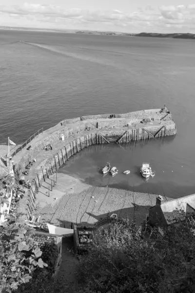 Clovelly. Devon. Birleşik Krallık. 28 Eylül 2024. Kuzey Devon sahilindeki Clovelly rıhtımının fotoğrafı.