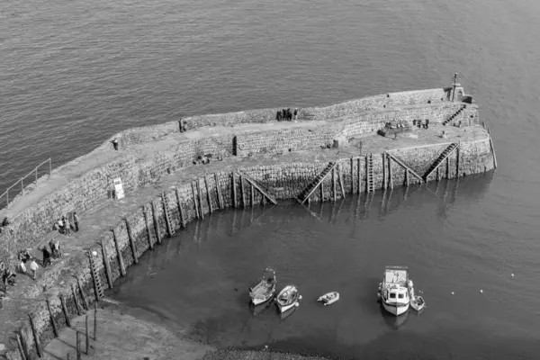 Clovelly. Devon. Birleşik Krallık. 28 Eylül 2024. Kuzey Devon sahilindeki Clovelly rıhtımının fotoğrafı.
