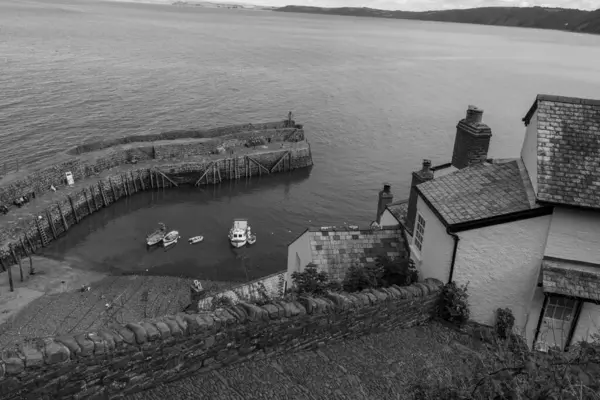 Clovelly. Devon. Birleşik Krallık. 28 Eylül 2024. Kuzey Devon sahilindeki Clovelly rıhtımının fotoğrafı.