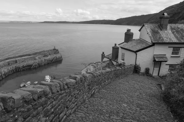 Clovelly. Devon. Birleşik Krallık. 28 Eylül 2024. Kuzey Devon sahilindeki Clovelly rıhtımının fotoğrafı.