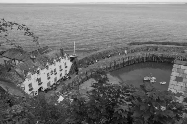 Clovelly. Devon. Birleşik Krallık. 28 Eylül 2024. Kuzey Devon sahilindeki Clovelly rıhtımının fotoğrafı.