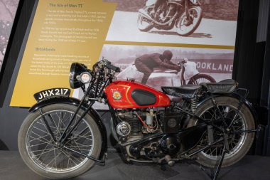 Sparkford. Somerset. Birleşik Krallık. 12 Ocak 2025. 1937 'den kalma bir gümüş bulut Somerset' teki Haynes Motor Müzesi 'nde sergileniyor.